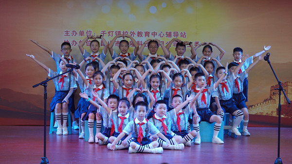 9个社区校外教育辅导站的310余名青少年学生登台参加活动.