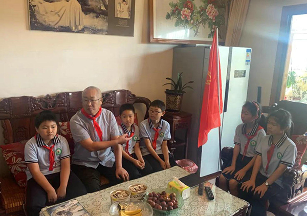 铜罗小学寻访老战士.jpg