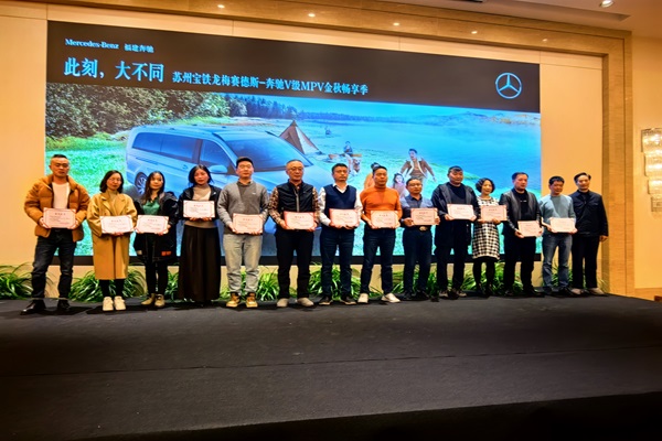 吴学明颁证书合影（13家）--.jpg