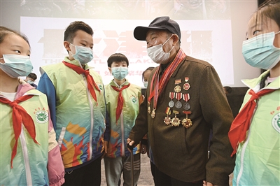 太仓市城厢镇老兵向学生讲长津河战斗.jpg