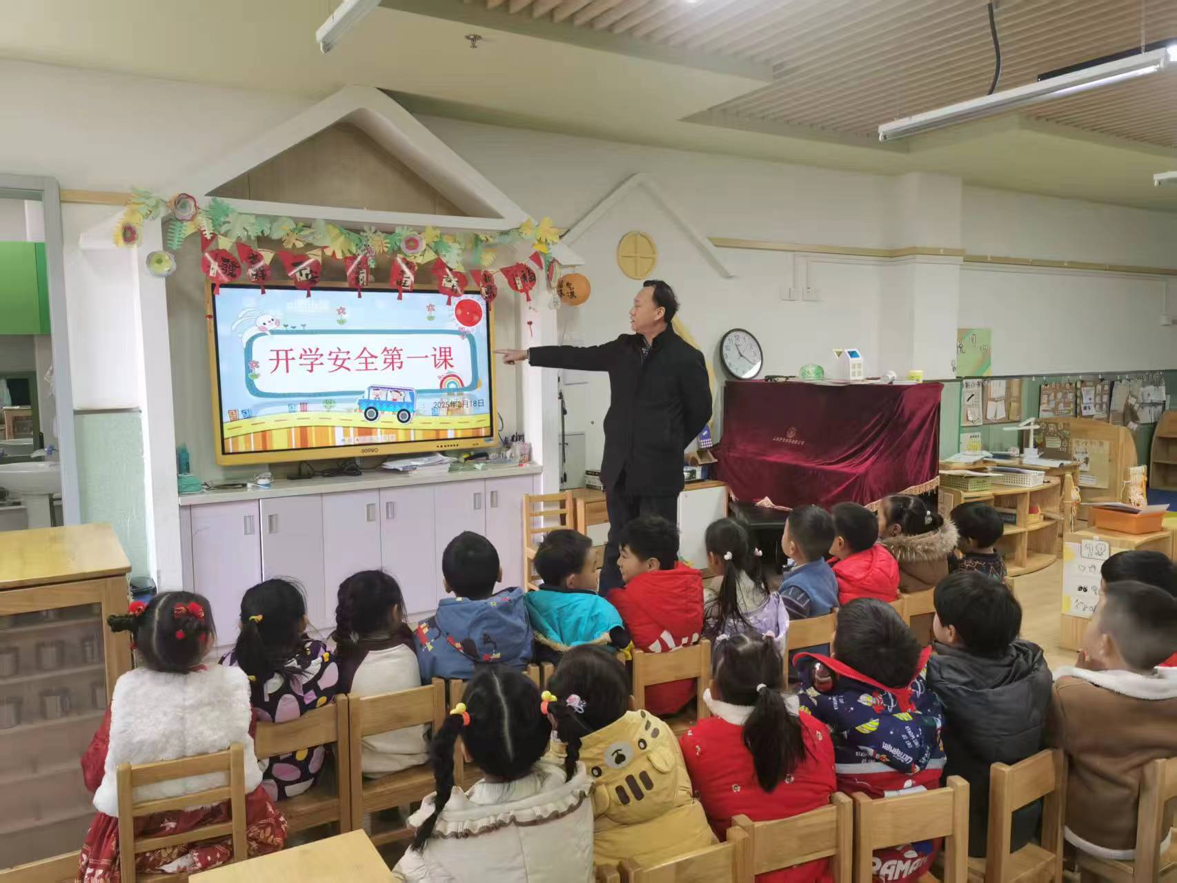 相城分局阳澄湖派出所关工站退休民警至幼儿园开展普法宣传.jpg