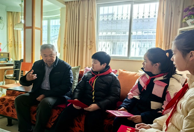 1741677476103835.jpg 吴江开发区长安实小、城南社区 寻访身边的“雷锋”——田有清爷爷--.jpg