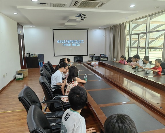 1758003158906163.jpg 元和街道娄北社区关工委精心组织开展爱国主义教育观影活动,通过观看经典影片《长津湖》,以沉浸式教学的方式引导青少年重温峥嵘岁月,赓续红色血脉。.jpg