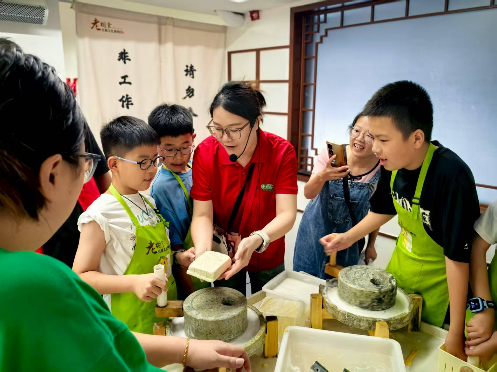 1758003492510486.jpg 北桥街道灵峰村关工委带领辖区青少年,前往老相食豆腐文化博物馆开展暑期研学,亲手磨豆、点卤,制作豆腐,参观现代化生产车间。孩子们深入领略豆文化的魅力,感受传统与现代的交融。.jpg