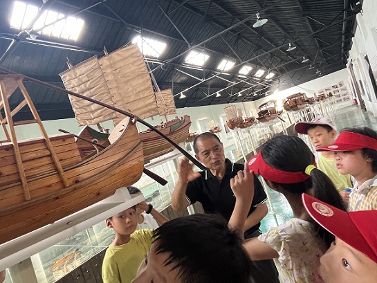 1758003512140894.jpg 阳澄湖镇关工委带领辖区孩子们走进阳澄湖舟船文化馆。在非遗传承人徐海林先生的引导下,孩子们系统了解了阳澄湖舟船文化的演变历程。.jpg